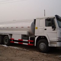 Sinotruk 6X4 HOWO Fuel Truck with 14-22 Cubic Meter Tank